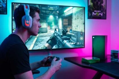 Gamer usando audífonos ASTRO A20X