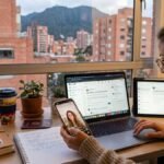 Una persona publicando en redes sociales