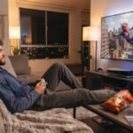 Hombre pasando su fin de semana jugando PS5