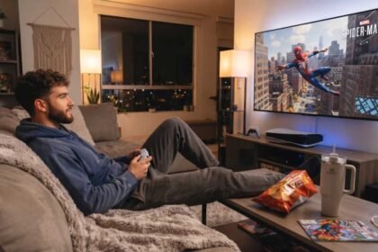 Hombre pasando su fin de semana jugando PS5