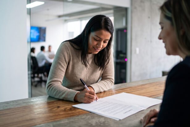 Joven firma contrato primer empleo