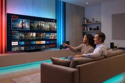 Usuarios de Netflix viendo los estrenos, de la plataforma