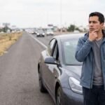 Conductor de un carro eléctrico varado sin batería