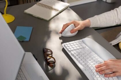 Mouse y teclado ergonómico